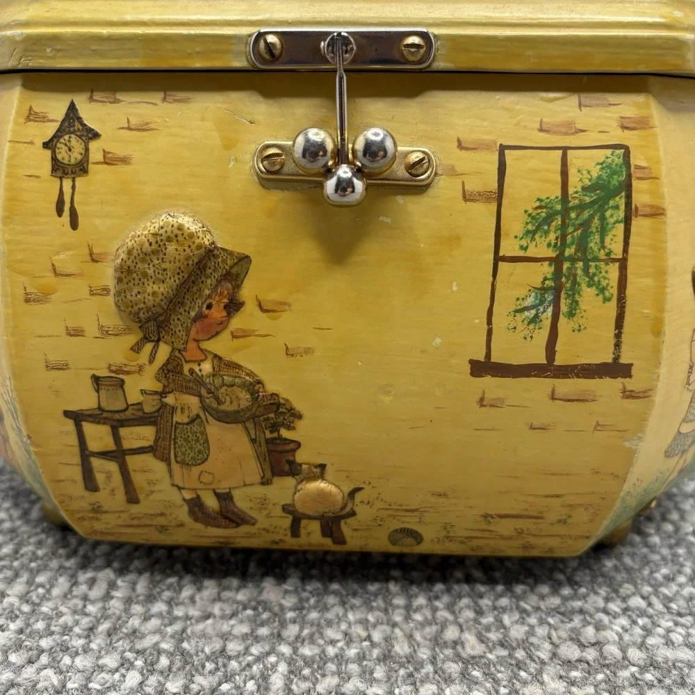 VTG Octagon Decopauge‎ Box 3D Details Little Gifts In Bonnets Lined
